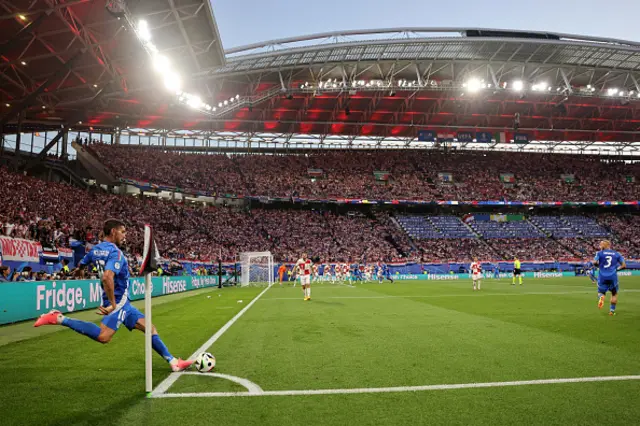 : A general view as Lorenzo Pellegrini of Italy takes a corner