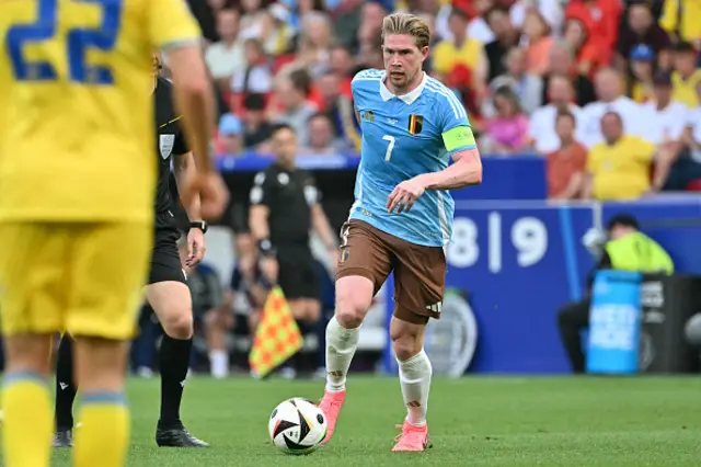 Kevin De Bruyne runs with the ball