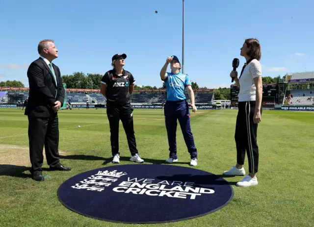 Heather Knight and Sophie Devine at the toss