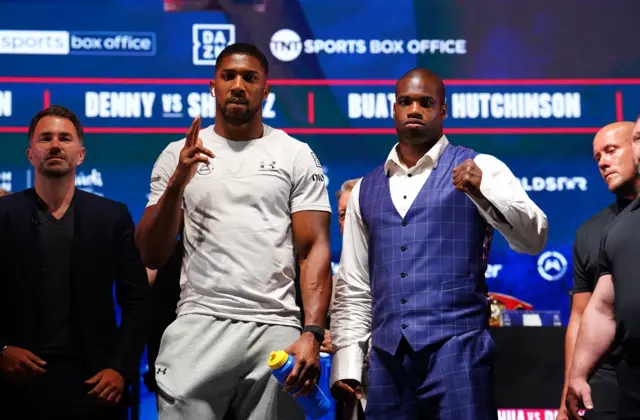 Anthony Joshua and Daniel Dubois pose for pictures