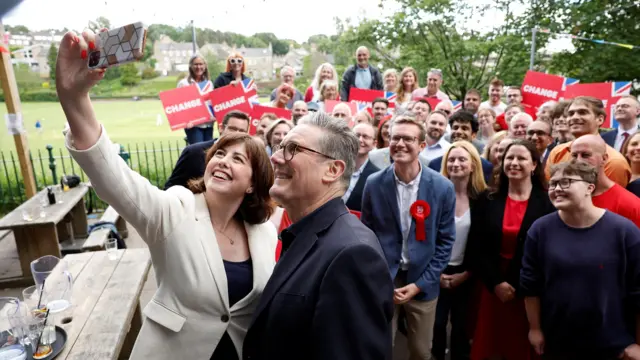 Starmer takes a selfie with supporters