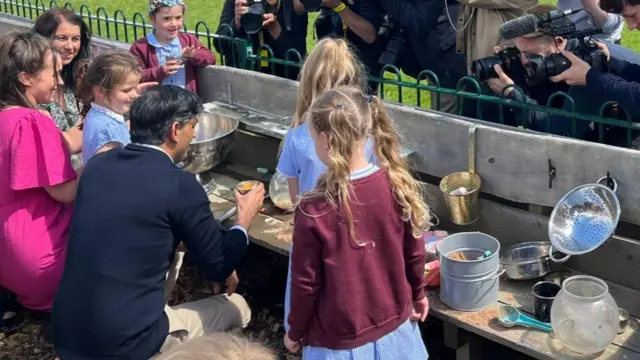 Rishi Sunak talking to primary school children