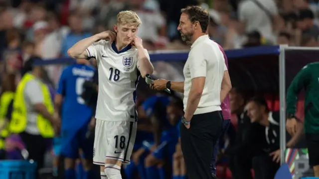 Anthony Gordon and Gareth Southgate speaking during Slovenia draw