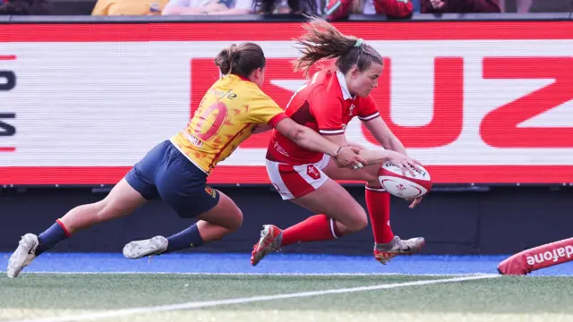 Wales wing Carys Cox scores second try