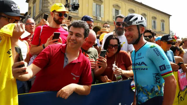 Mark Cavendish poses with a fan