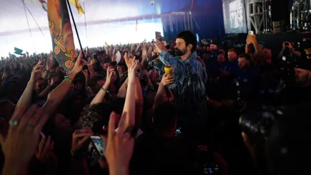 Kasabian lead singer joins the crowd