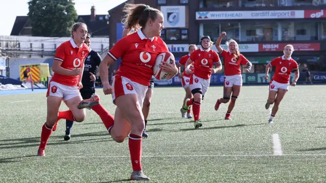 Carys Cox scores try for Wales