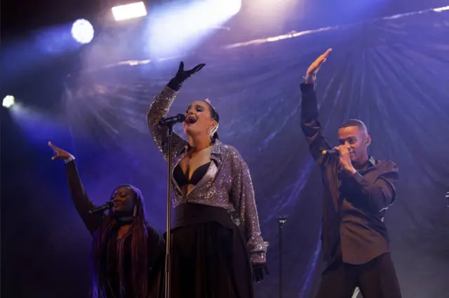 Jessie Ware performing in Glastonbury with two back up singers in 2022