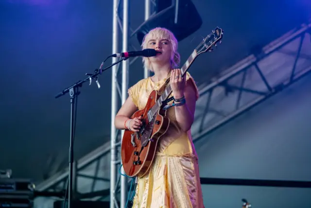 Clari Freeman-Taylor of mary and the junkyard performing at Glastonbury