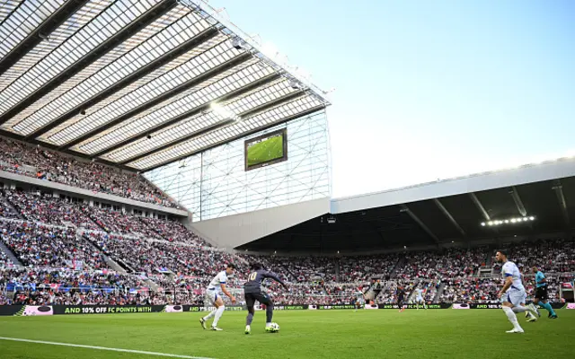 General view inside the stadium as Eberechi Eze of England runs with the ball