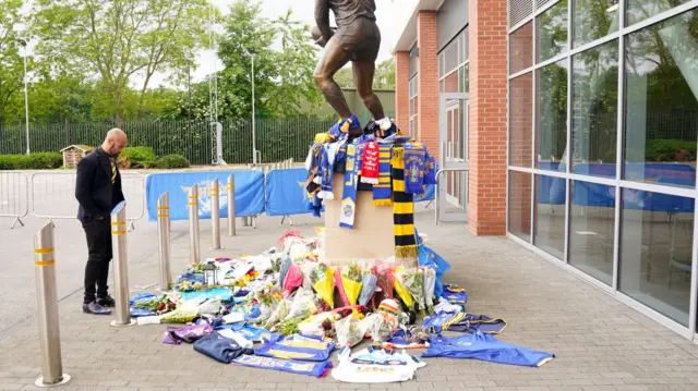 Jamie Jones-Buchanan pays tribute to his former team-mate Rob Burrow, at Headingley Stadium, in June 2024