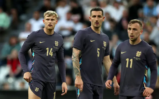 Jarrad Branthwaite, Lewis Dunk and Jarrod Bowen of England look on