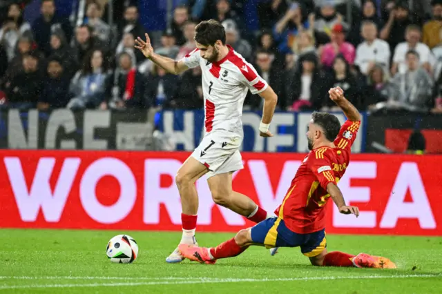 Khvicha Kvaratskhelia runs away from Dani Carvajal with the ball