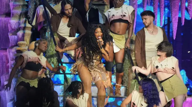 SZA performs at Glastonbury surrounded by dancers