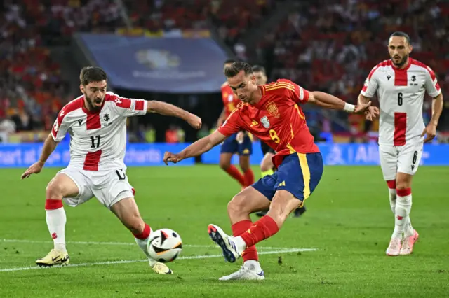 Fabian Ruiz kicks the ball