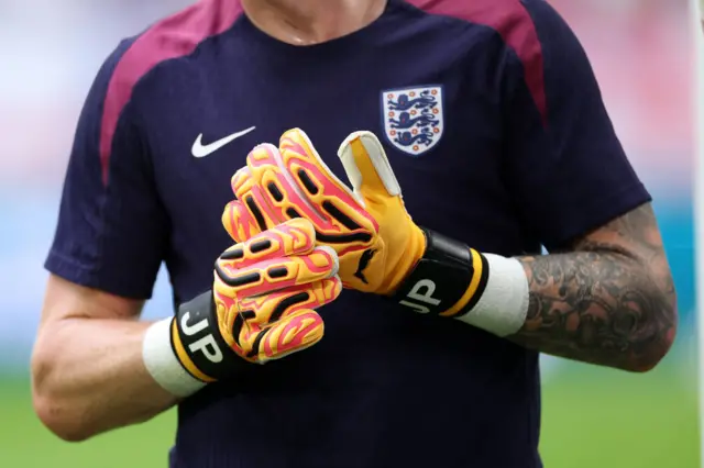 Jordan Pickford holds his hand