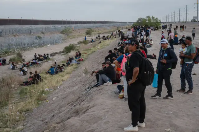 Migrants wait to cross the US-Mexico border in Ciudad Juarez, Mexico