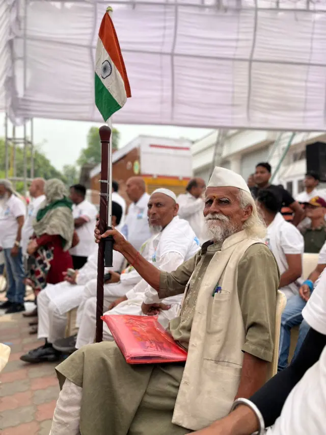 Several workers held up the national flag at the Congress headquarters