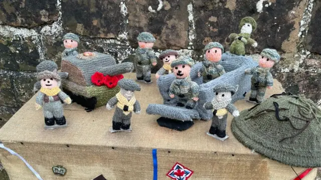 Knitted soldiers
