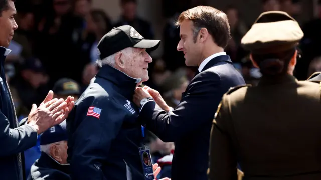 President Macrons presents the légion d'honneur to an American veteran