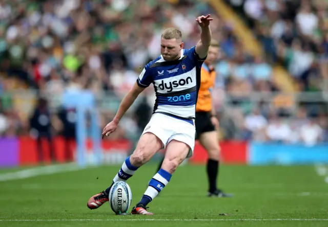 Finn Russell kicks