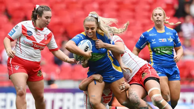 Leeds attack versus St Helens through Lucy Murray