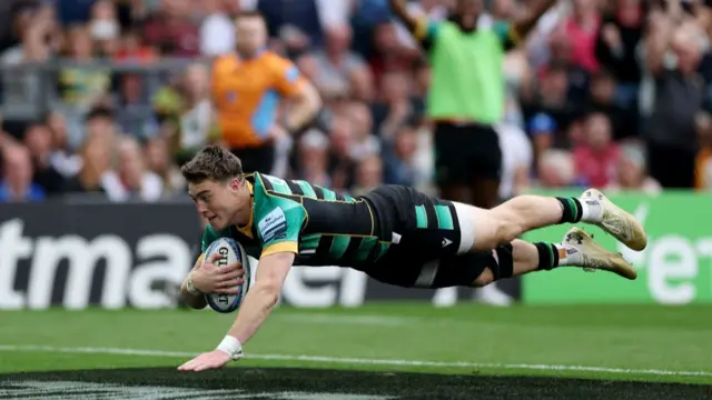 Tommy Freeman dives over for a try