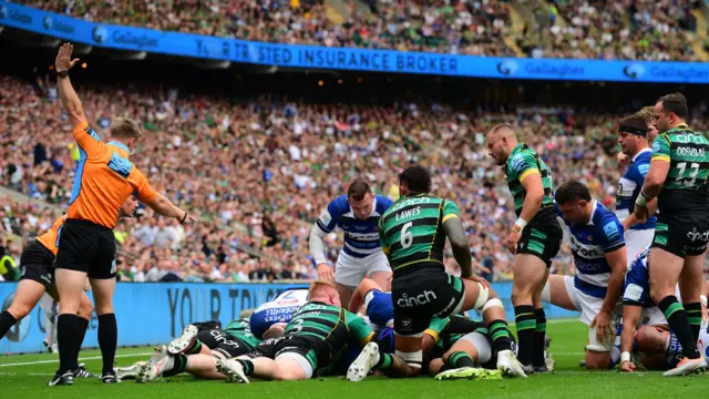 Bath celebrate scoring try