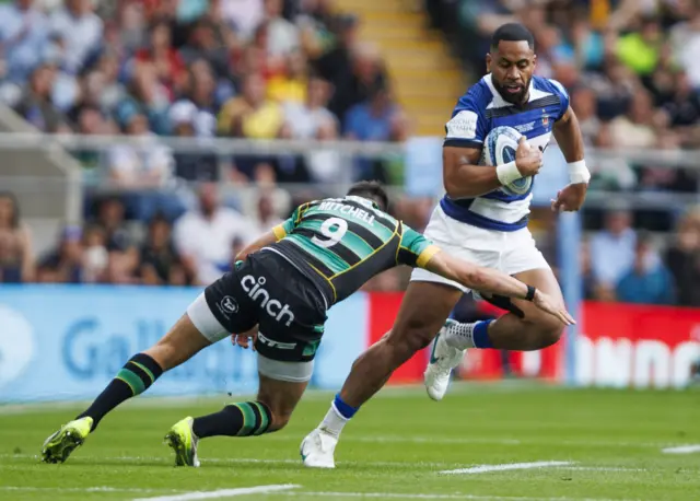 Bath's Joe Cokanasiga runs with the ball