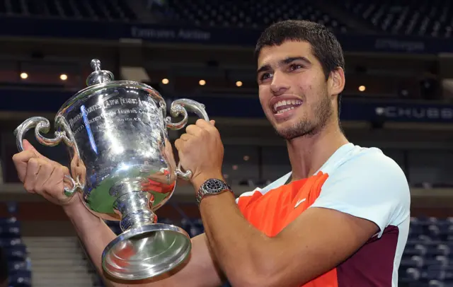 Carlos Alcaraz with the US Open trophy