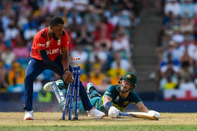 Chris Jordan attempts to run out Matthew Wade