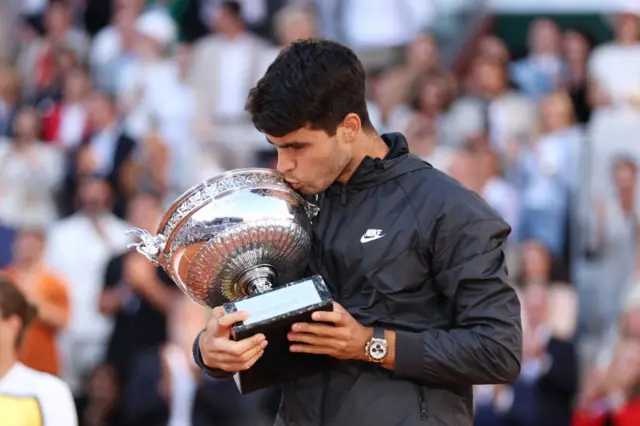 Carlos Alcaraz kisses trophy