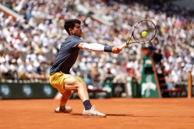 Carlos Alcaraz stretching for a forehand