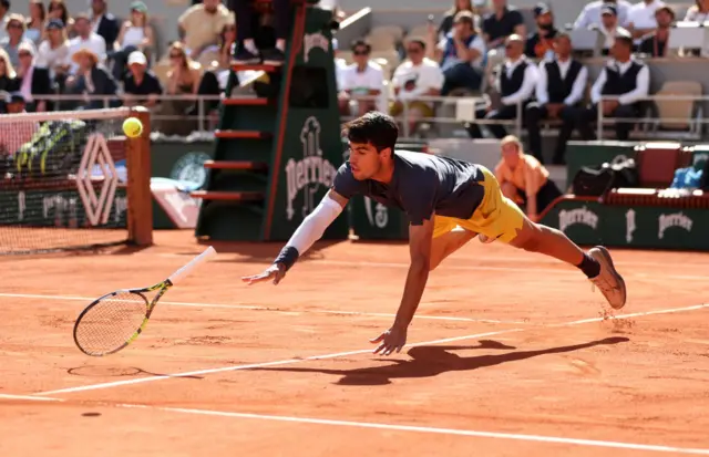 Carlos Alcaraz diving to the clay