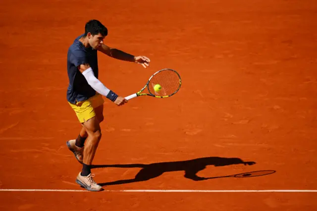 Carlos Alcaraz slicing a backhand