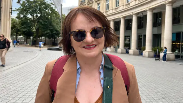 Headshot of Félicia in a Parisian street