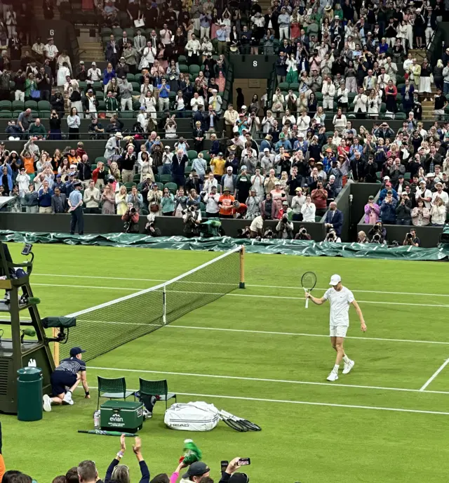 Jannik Sinner waves to the crowd