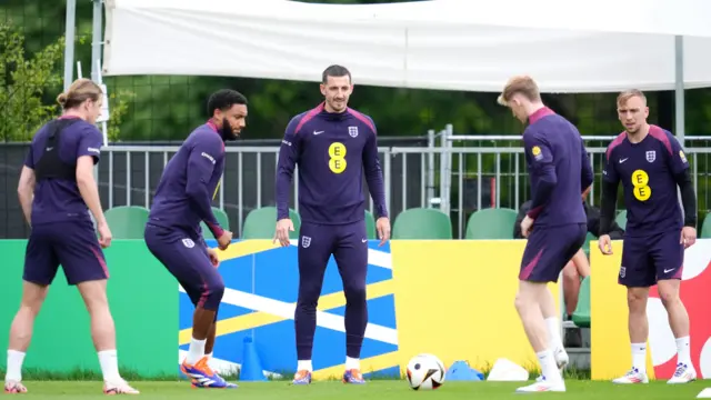 England players playing Rondo during training