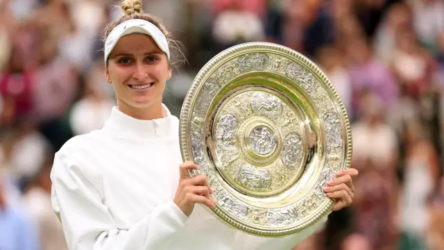 Marketa Vondrousova with the Wimbledon trophy