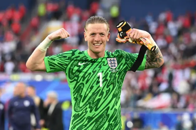 Jordan Pickford flexing his biceps