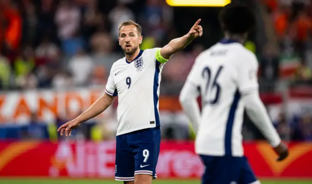 Harry Kane pointing