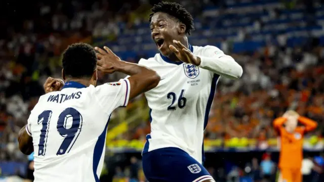 Kobbie Mainoo celebrates with Ollie Watkins