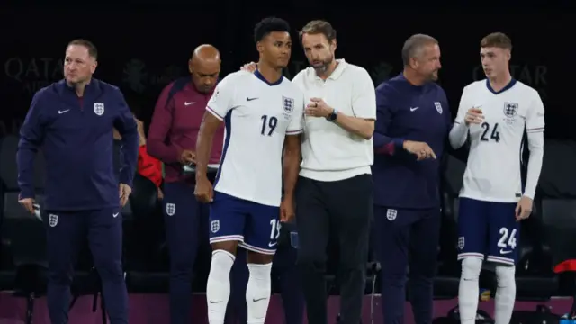 England manager Gareth Southgate speaks to Ollie Watkins as he and Cole Palmer wait to come on against the Netherlands at Euro 2024