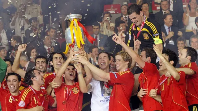 Spain players lift the trophy after winning Euro 2008