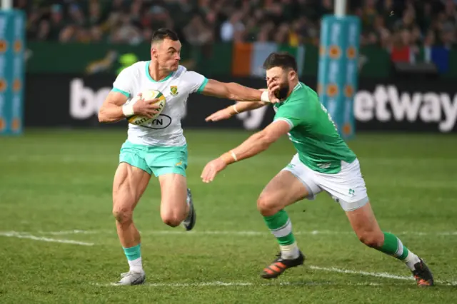 Jesse Kriel fends off Robbie Henshaw