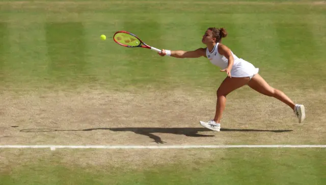 jasmine paolini stretches for the ball