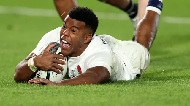 Immanuel Feyi-Waboso scores a try for England