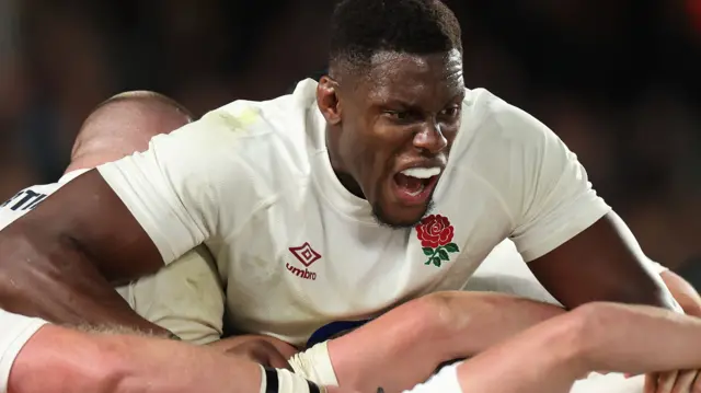 Maro Itoje in an England maul