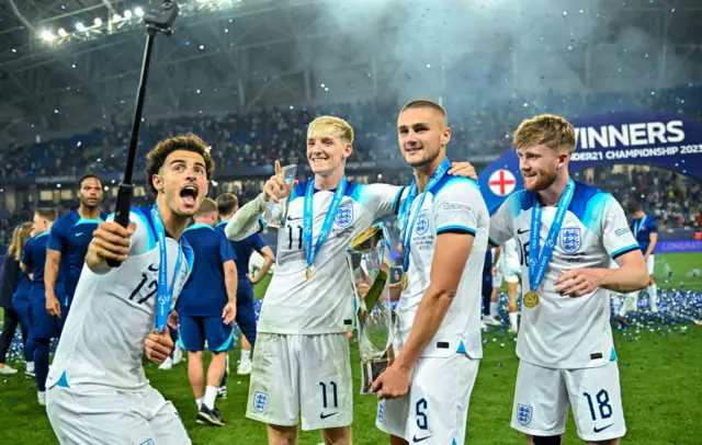 Anthony Gordon celebrates with England Under-21s team-mates after winning the U21 Euros and play of the tournament in 2023