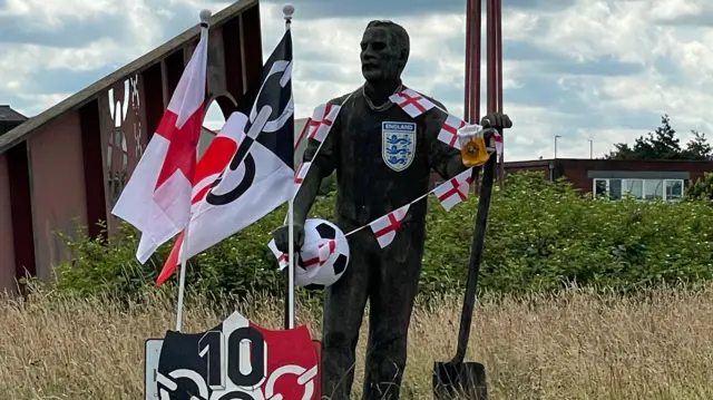 A statue in Dudley with England and Black Country flags